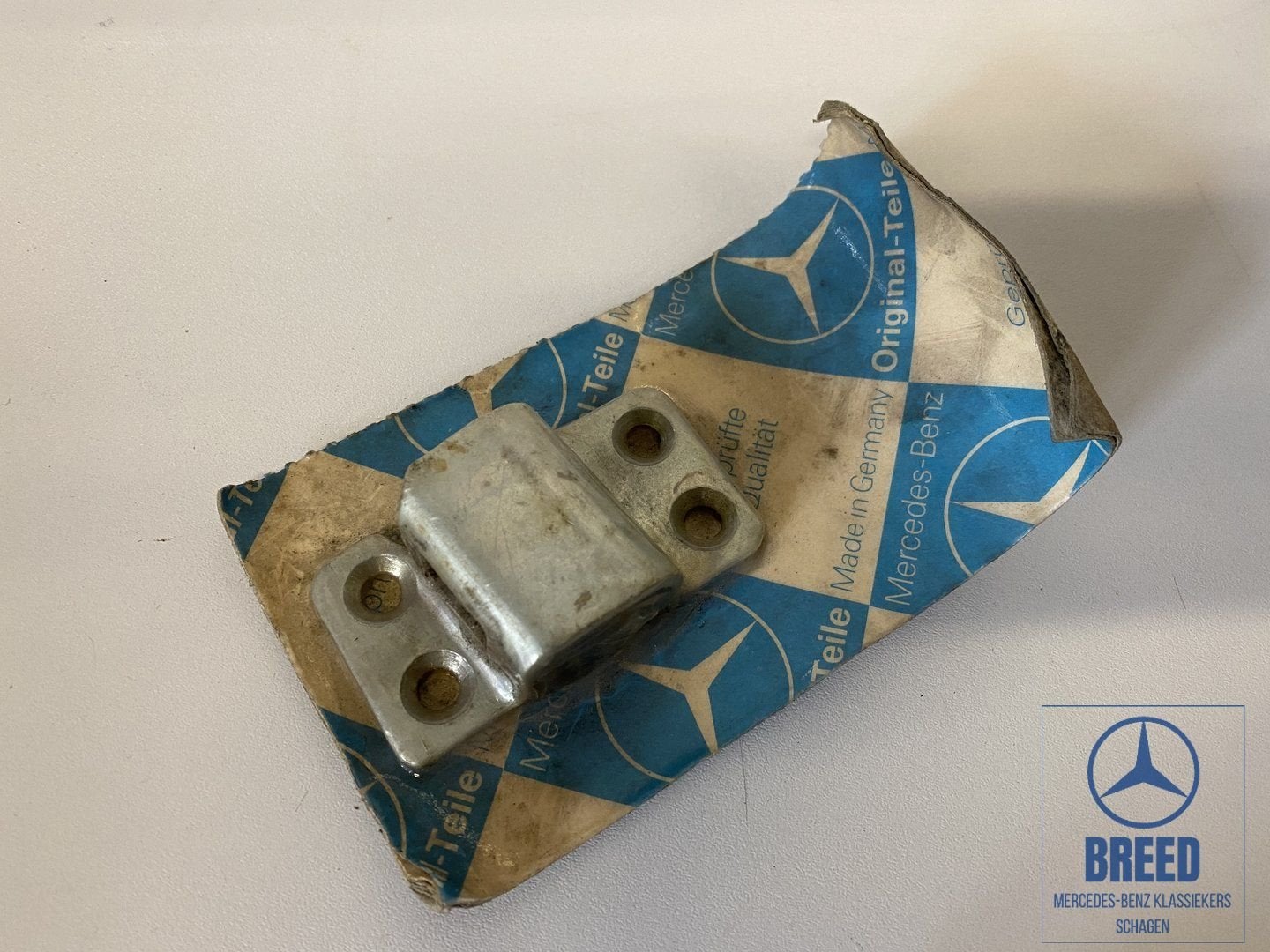 NOS slotvanger rechts Mercedes-Benz R107 W108 W113 W114 W115, Auto-onderdelen, -, Nieuw, Ophalen of Verzenden, -