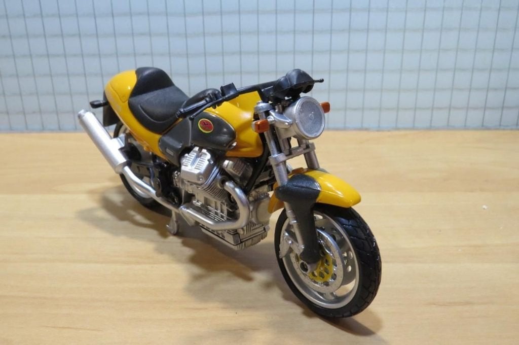 Moto Guzzi V10 Centauro yellow 1:12, Enlèvement ou Envoi, Neuf, 1:9 à 1:12, Moteur