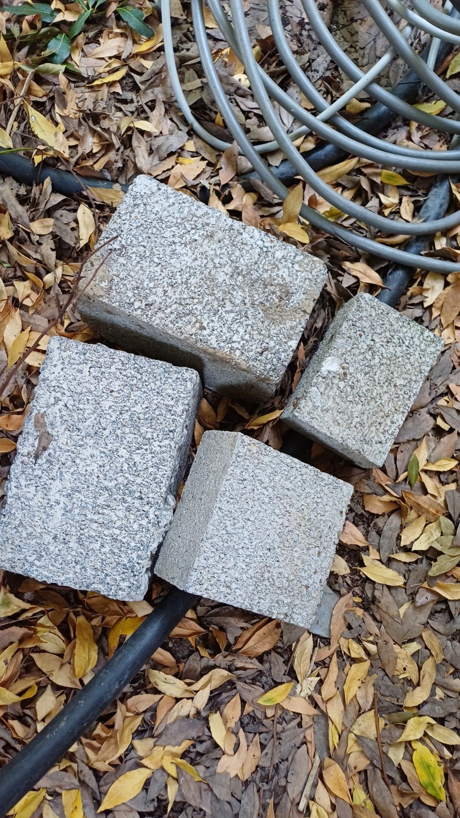 Betonsteen 4 stuks gratis, Doe-het-zelf en Bouw, Metselstenen, Ophalen