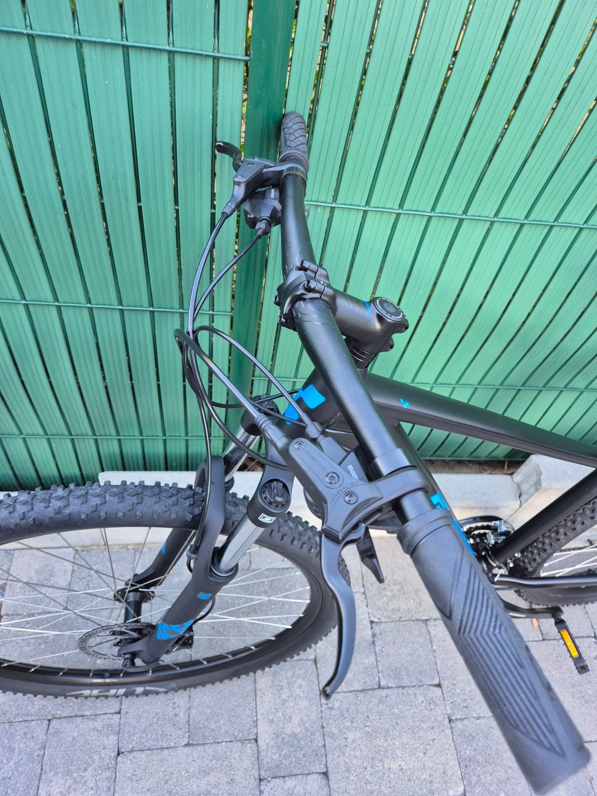 bonjour je vends un velo cube noir mat il les neuf, Cube
