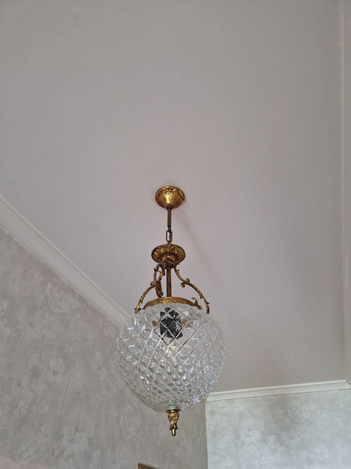 Kristallen hanglamp, Enlèvement