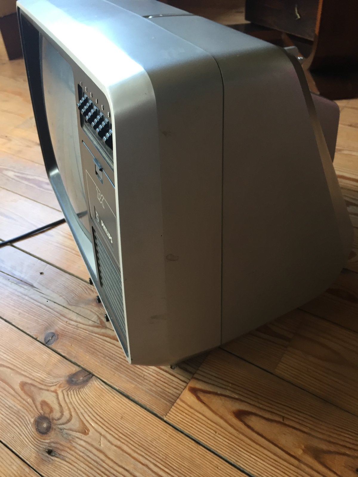 Vintage toestel draagbaar televisie, Ophalen