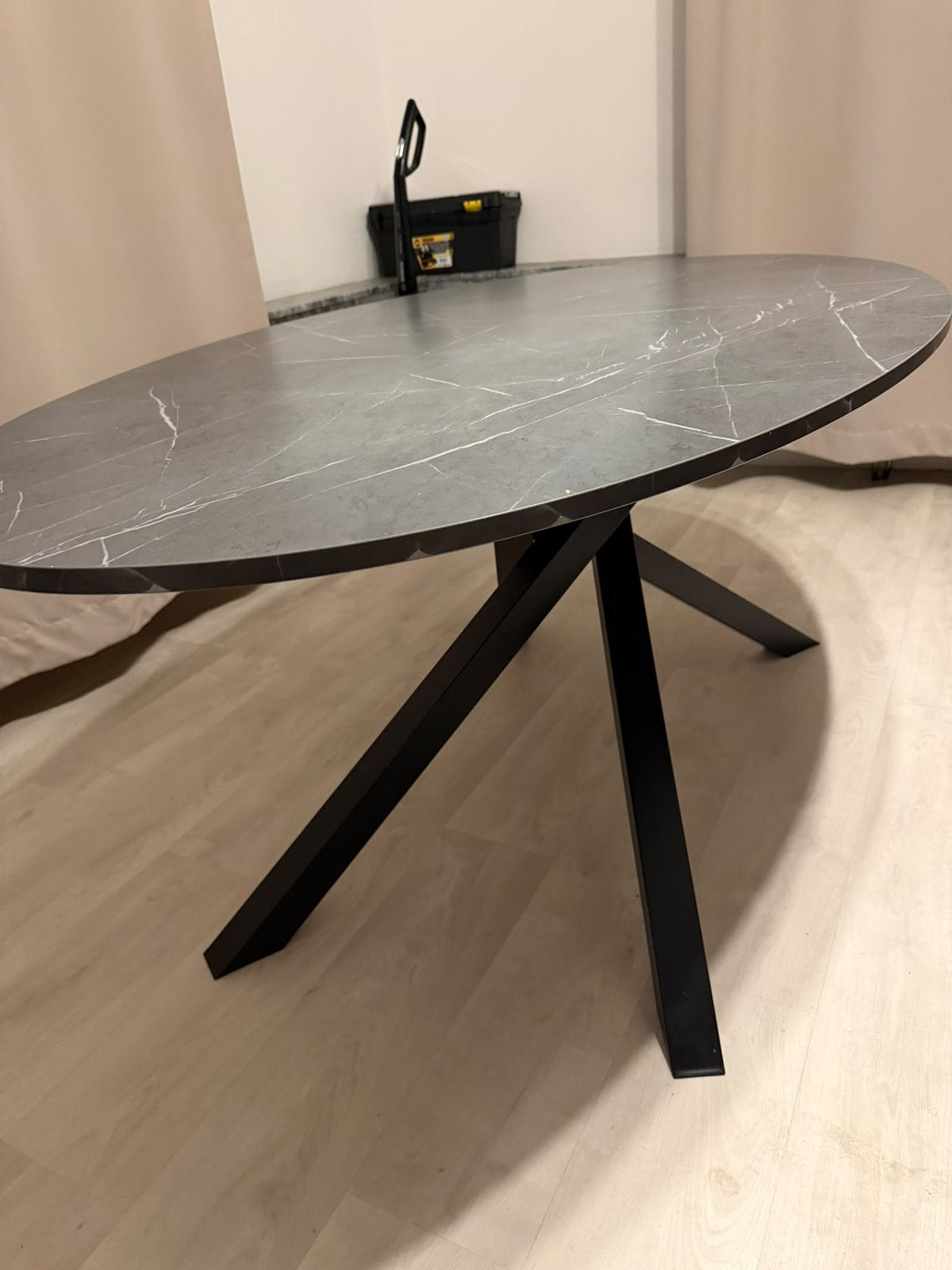 Eettafel zwart marmerlook met metalen kriskras poten, Ophalen, Zo goed als nieuw