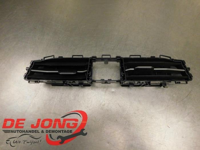 Grille aération tableau de bord d'un Volkswagen Multivan T7, Volkswagen, -, 3 mois de garantie, Utilisé