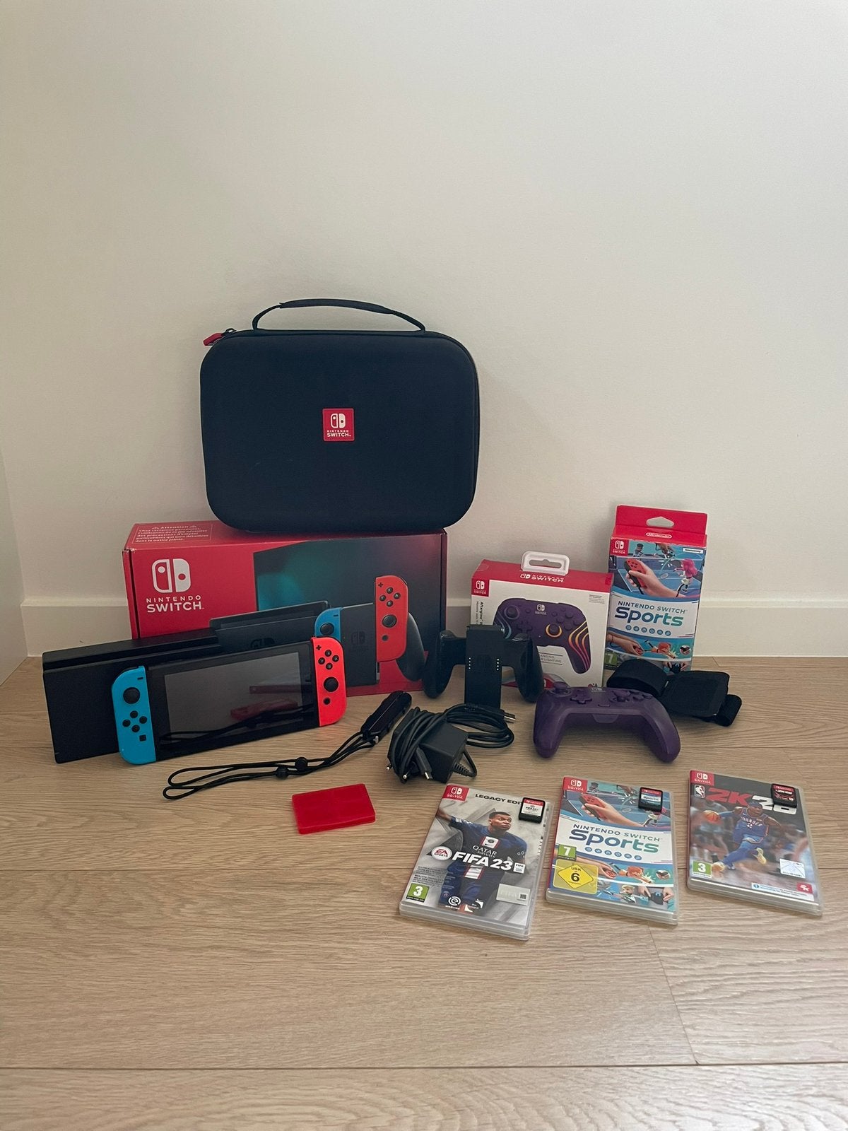 Nintendo Switch rouge/bleu + accessoires, Consoles de jeu & Jeux vidéo, Avec 1 manette, Enlèvement, Utilisé, Switch Original