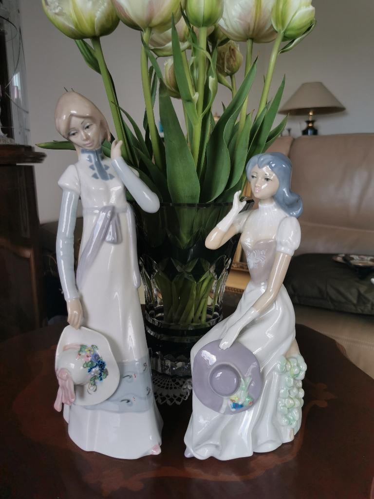 Dames en porcelaine espagnole, Enlèvement ou Envoi