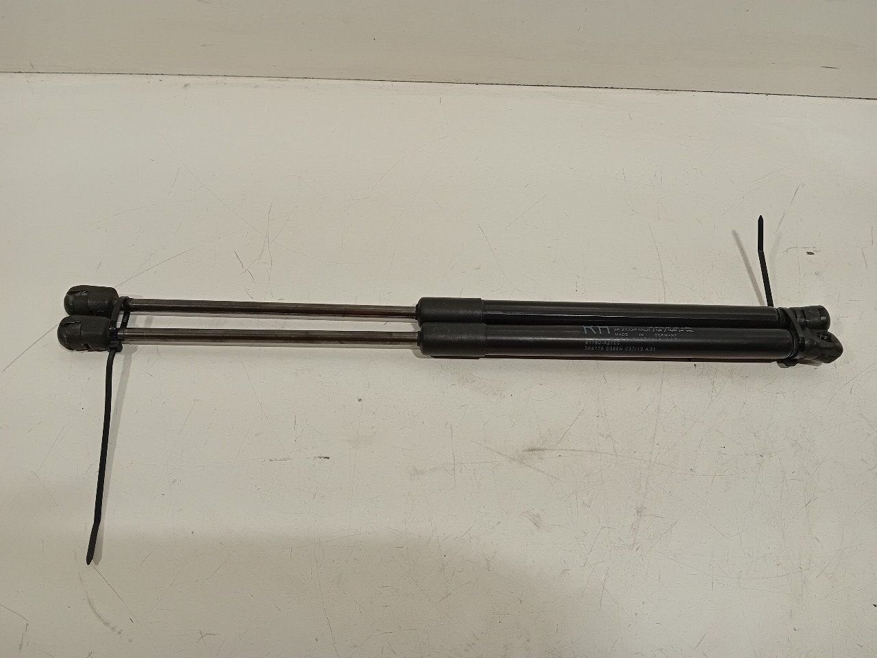 Gasdrukveerset achter Kia Pro cee'd, Onderdelen@venauto.nl, Van der Ven Autorecycling B.V., Ettenseweg 76, 4706 PB Roosendaal, The Netherlands