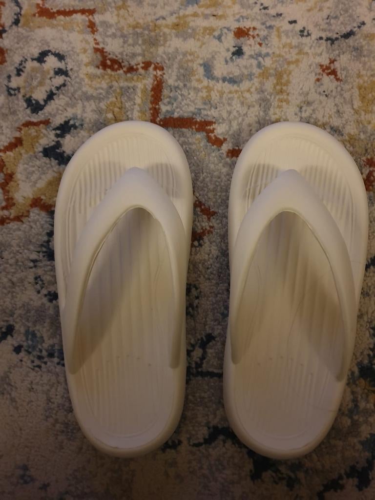 Zeer comfortabele Slippers 37, Bijoux, Sacs & Beauté, Boucles d'oreilles, Enlèvement ou Envoi, Neuf, Blanc