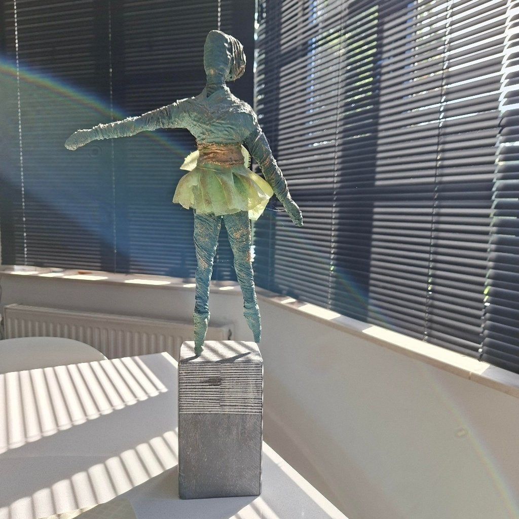 Ballerine sur piédestal - Très belle statue en papier mâché., Antiquités & Art, 50 - 100 cm, Enlèvement, Fait main, Statue