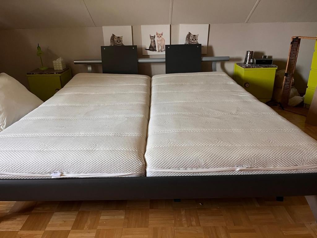 Modern 2 persoonsbed 200m op 220m, Huis en Inrichting, Slaapkamer | Boxsprings, Zo goed als nieuw, Overige maten, 220 cm, Tweepersoons