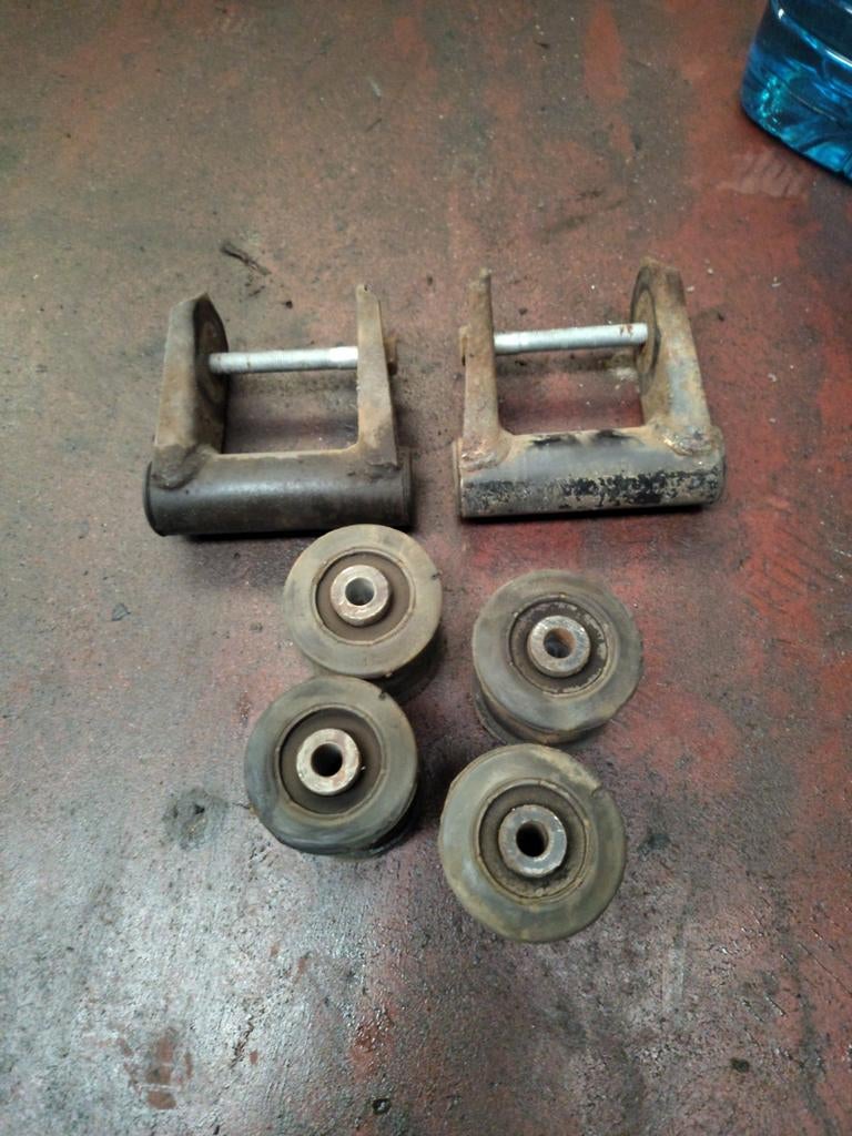 2 x sprinter 906 Silent Block achterschokdemperblad