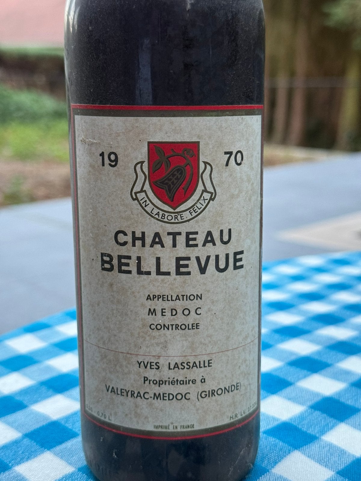 Unieke Vintage Wijnfles: Château Bellevue Médoc (1970) –, Frankrijk, Ophalen of Verzenden, Zo goed als nieuw, Rode wijn