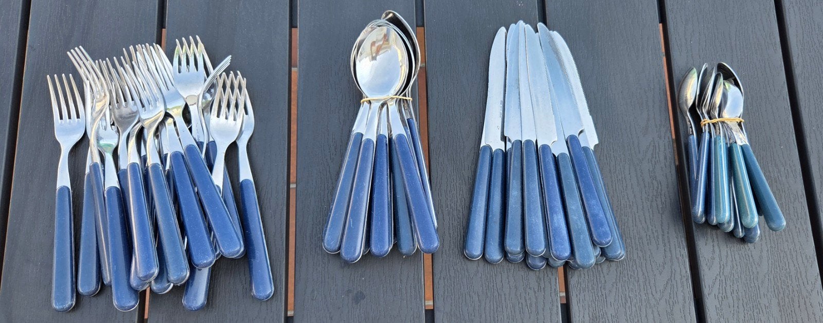 gros lot de couverts bleu marine, Enlèvement