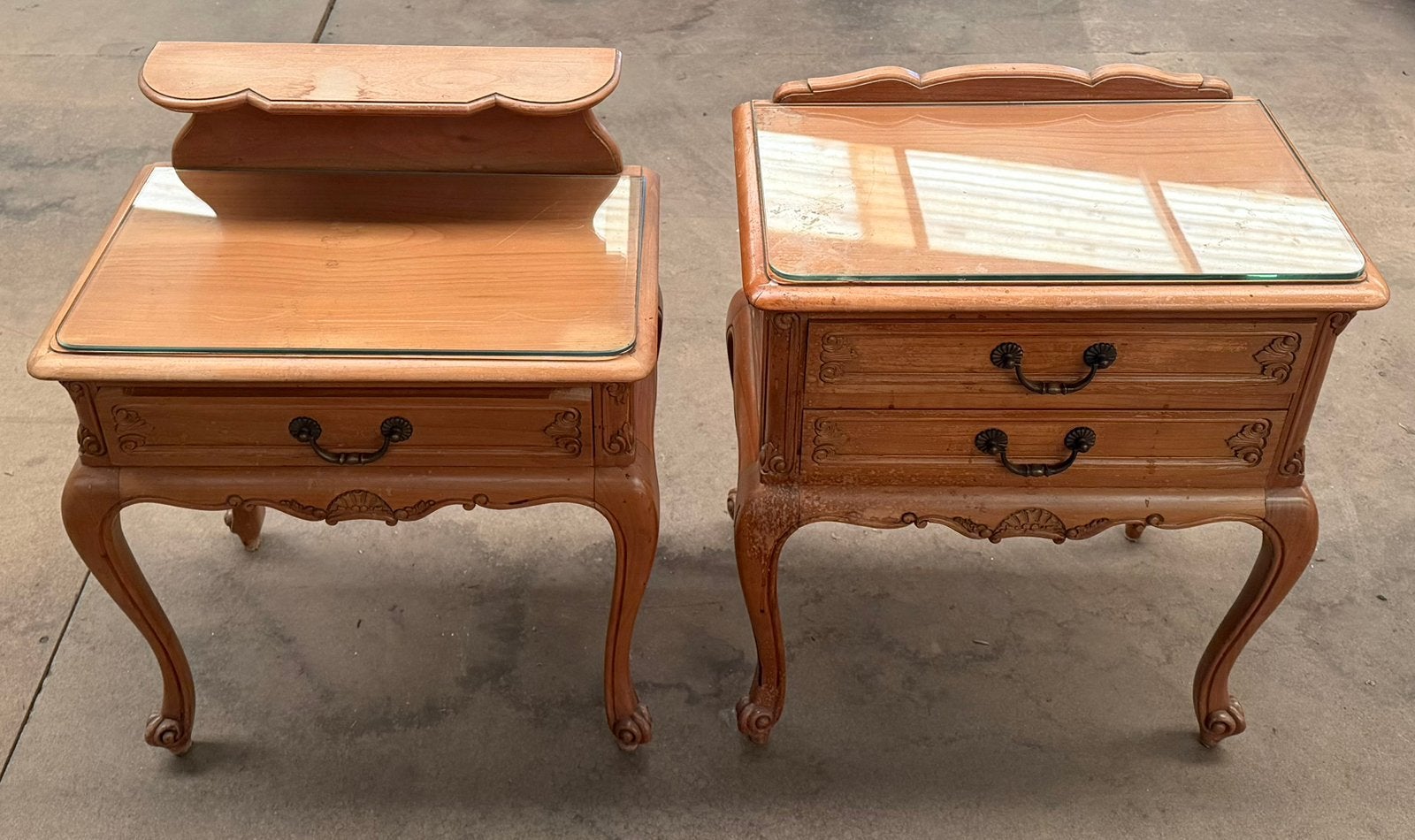 Set van 2 vintage nachtkastjes – hout met glazen blad –ä, Ophalen, Gebruikt