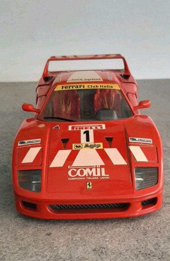 Ferrari F40 (1987) met belettering nr 1.
Schaal 1:18.
(1987), Hobby en Vrije tijd, Ophalen