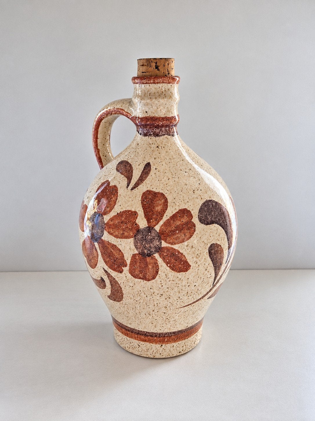 Decoratieve keramieken kruik met bloemenmotief – 27 cm, Handgemaakt, Beige, 27 cm, Ophalen of Verzenden