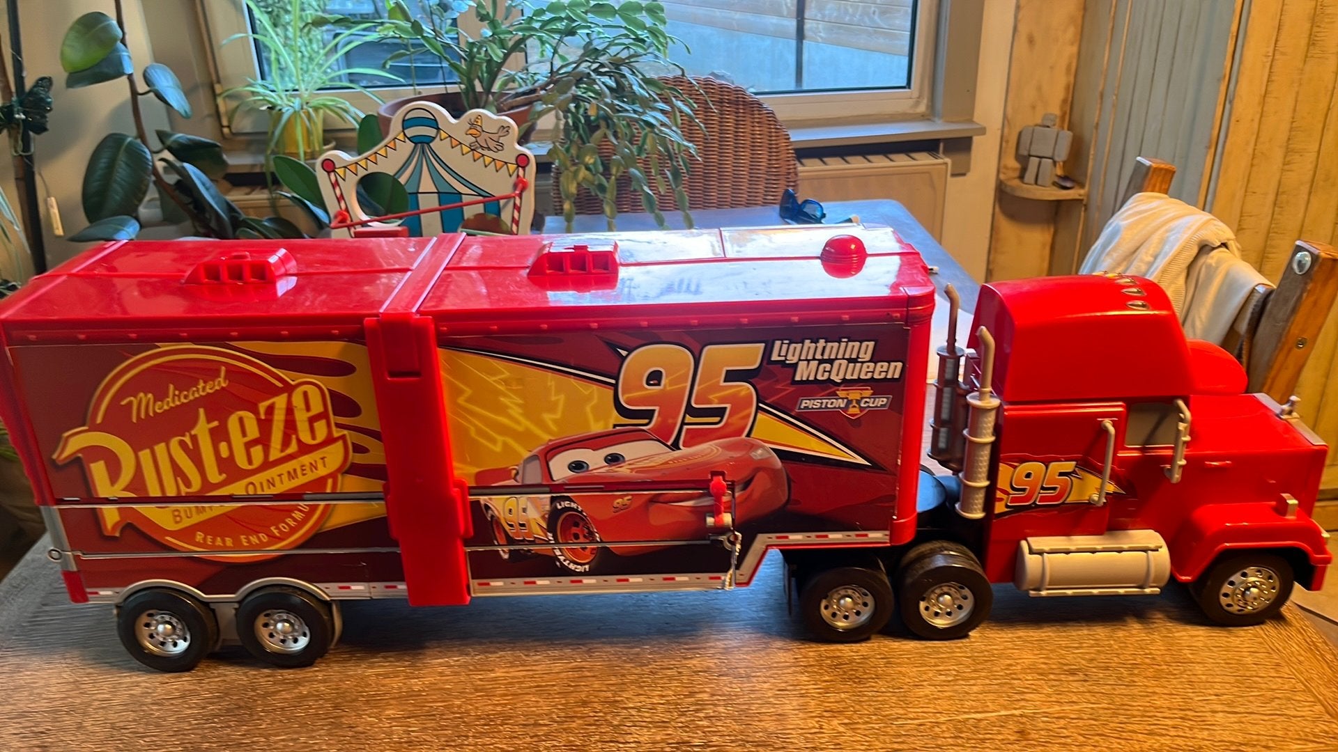 Grote Disney Cars Transformerende Mack Vrachtwagen racetrack, Ophalen of Verzenden, Gebruikt