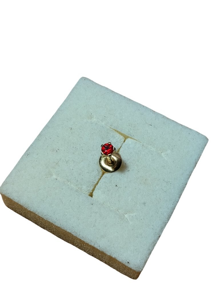1 boucle d'oreille clou plaqué or et pierre précieuse rouge, Bijoux, Sacs & Beauté, Bijoux anciens, Enlèvement, Autres matériaux