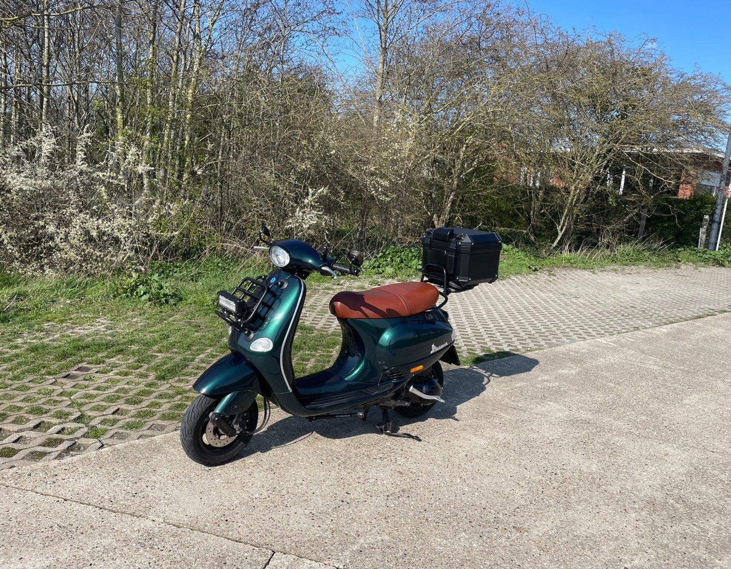 Vespa 125 als nieuw met slechts 7000km navigatie/Carplay, Ophalen, Zo goed als nieuw