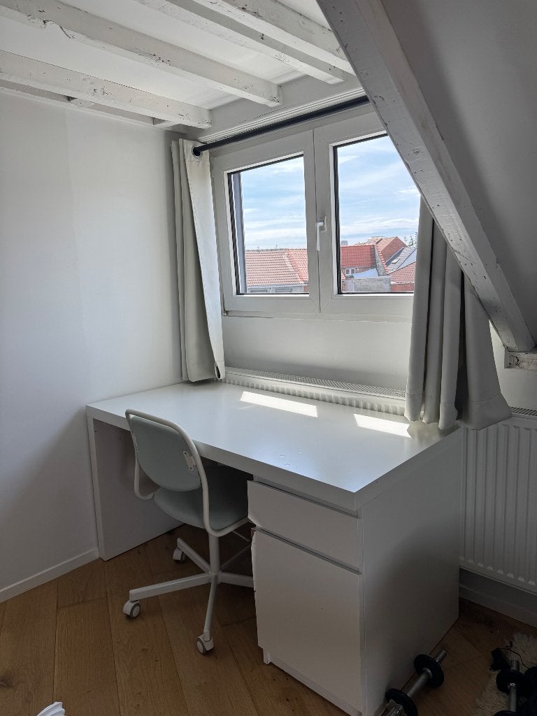 MALM bureau, Huis en Inrichting, Bureaus, Gebruikt, Computerbureau, IKEA, Modern, Hout, Wit, Demontabel, Met lades, Opbergruimte