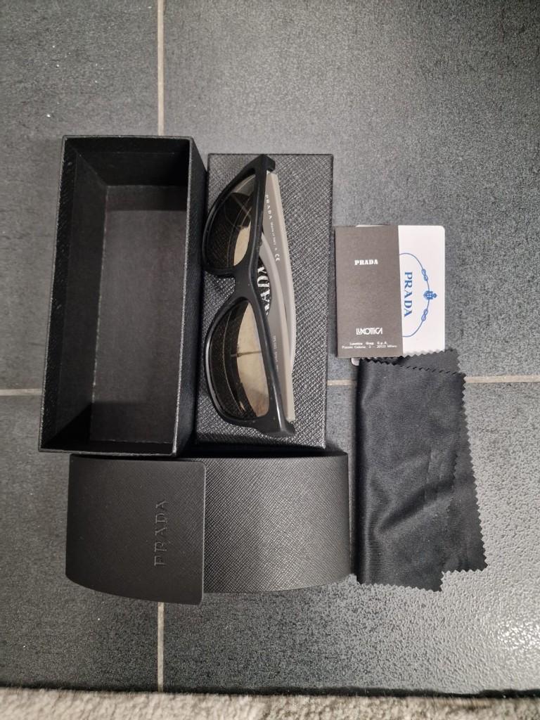 Prada zonnebril SPS 03Q zwart met doos TOPSTAAT, Overige merken, Zonnebril, Zwart, Ophalen of Verzenden