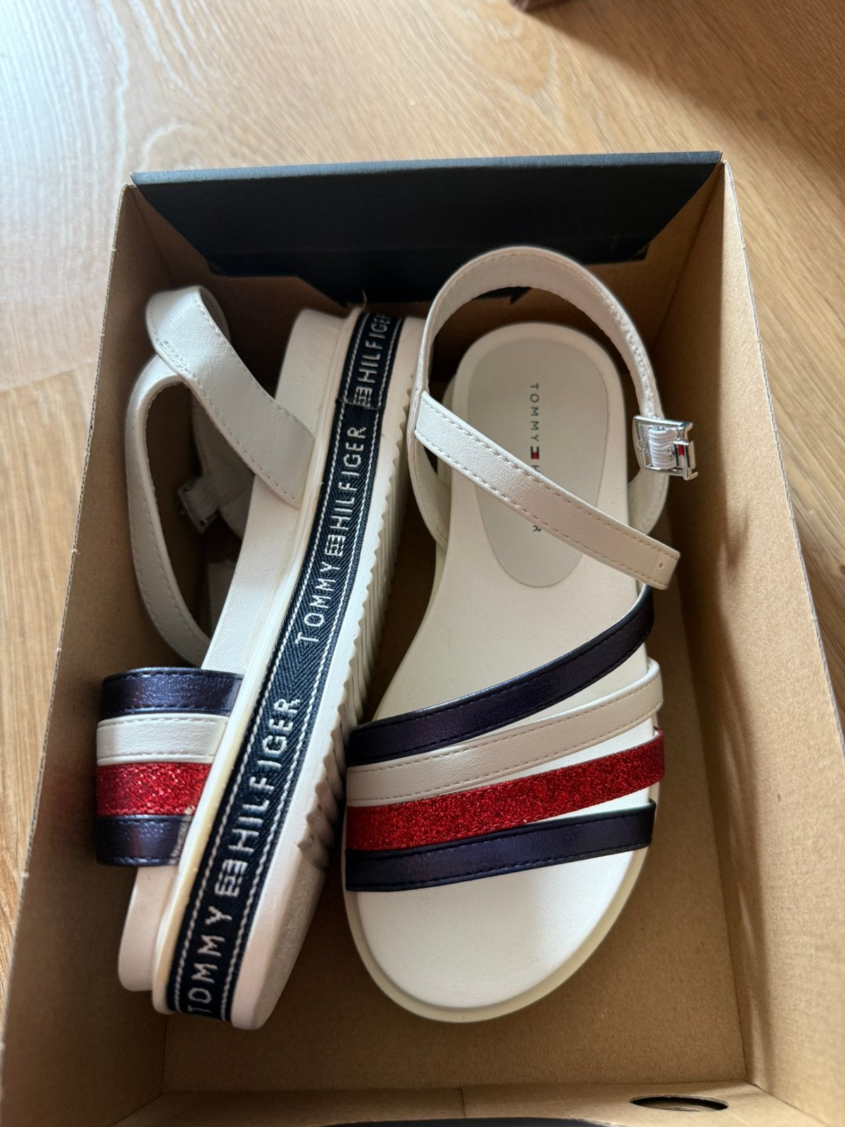 Tommy Hilfiger sandalen – maat 31 – NIEUW/nooit gedragen ️, Kinderen en Baby's, Ophalen, Zo goed als nieuw, Meisje