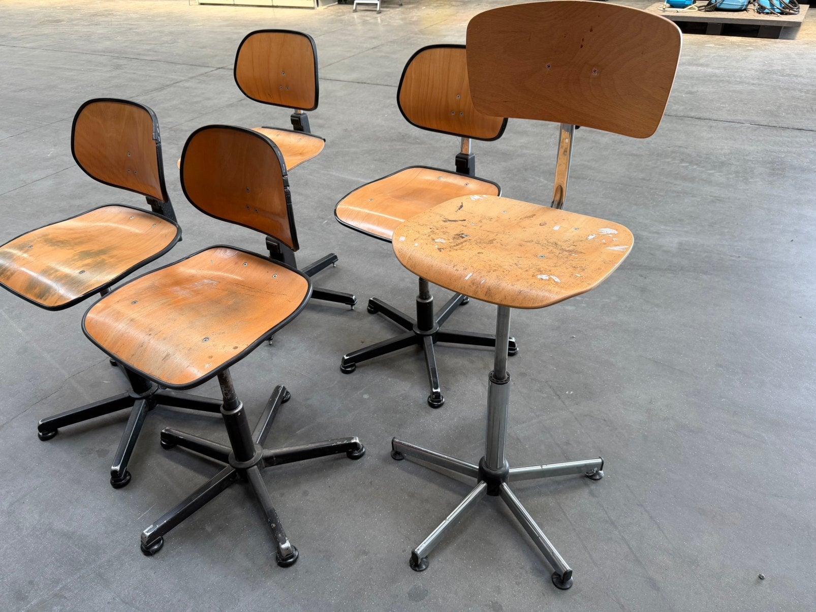 CHAISES DE TRAVAIL RÉGLABLES EN HAUTEUR, Enlèvement, Comme neuf