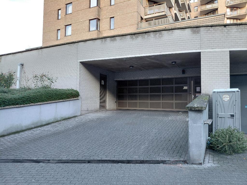 Emplacement voiture à louer Cours Saint Michel 100-Etterbeek, Bruxelles