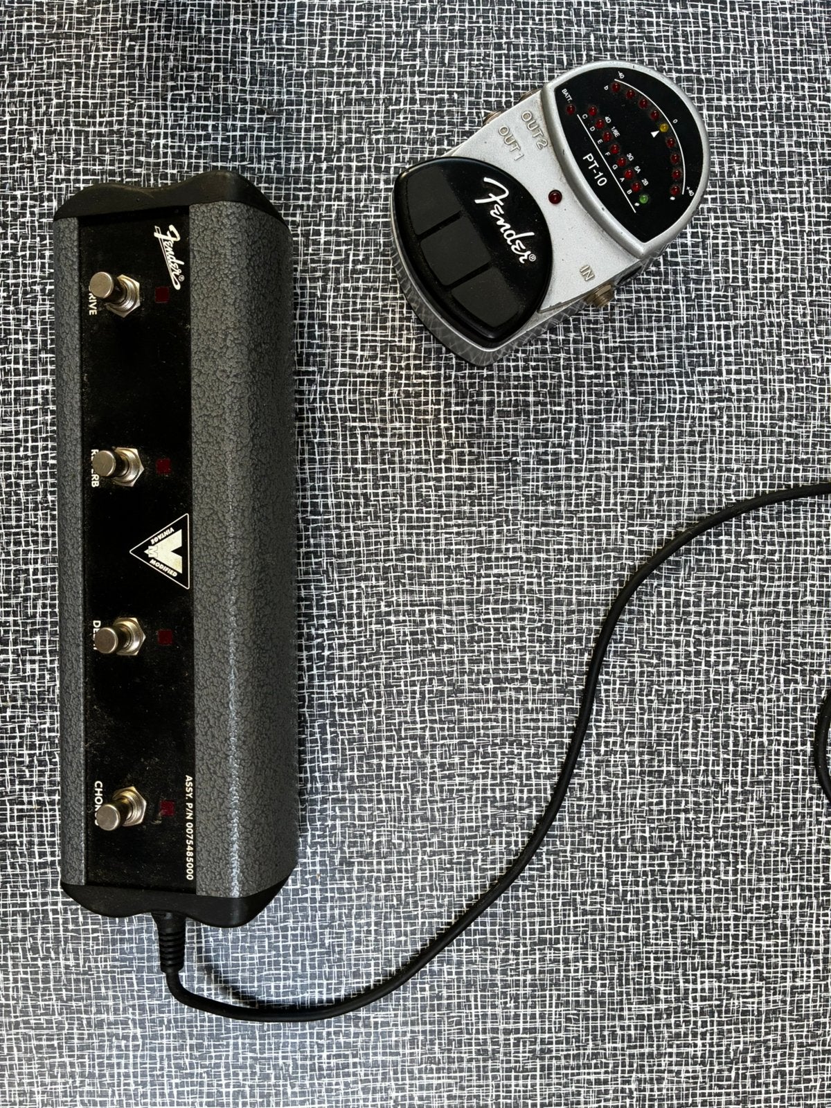 Fender Set: 2- en 4-Button Footswitch & PT-10 Pedal Tuner, Musique & Instruments, Enlèvement ou Envoi, Utilisé, Autres instruments