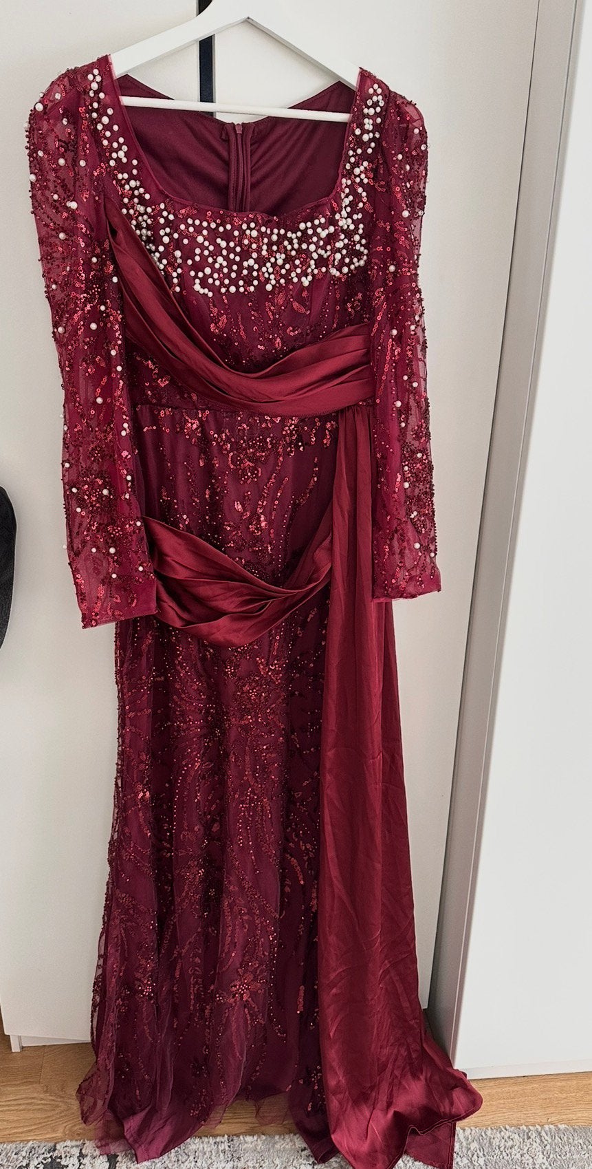 Robe de soirée rouge bordeaux satinée Perle, strass, traîne, Vêtements | Femmes, Robes, Enlèvement, Neuf, Rouge