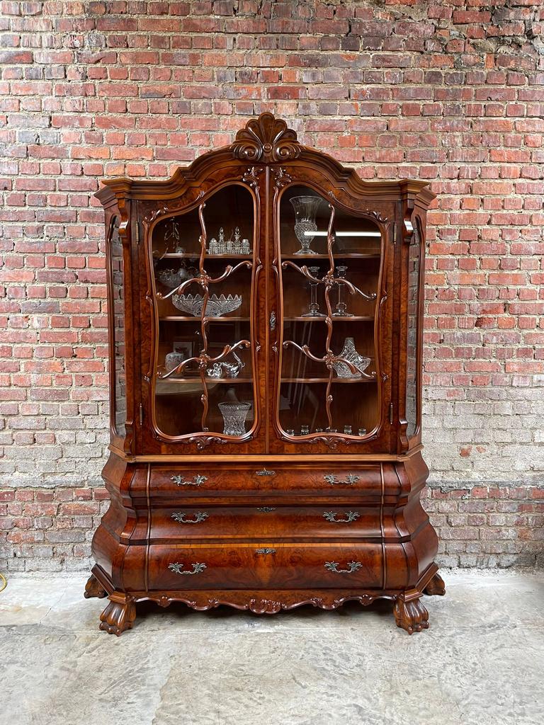 Vintage neo-barok vitrinekast / buffetkast in noten fineer, Ophalen
