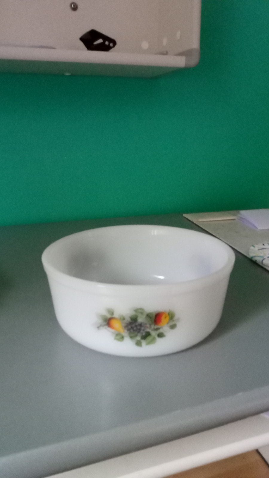 Av plat en arcopal vinted année70 estimé 7€ blanc avec fruit, Enlèvement ou Envoi