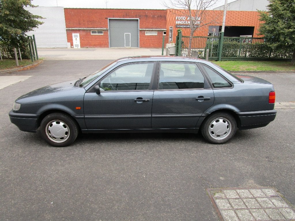 VOLKSWAGEN PASSAT 1800 CC OLDTIMER, Auto's, Voorwielaandrijving, 4 deurs, 4 cilinders, Airbags