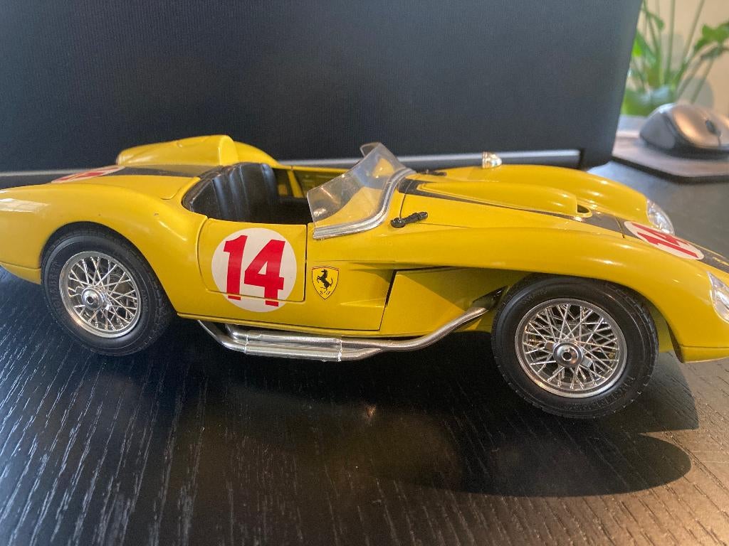 schaalmodel ferrari 1:18, Ophalen, Zo goed als nieuw, Auto, Burago