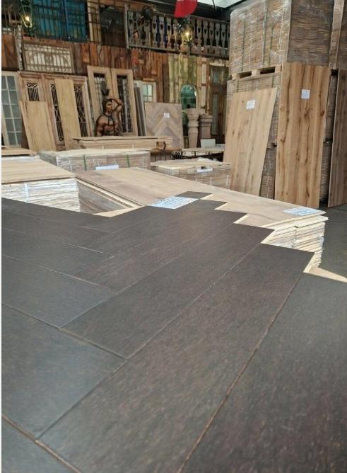 PARQUET EN BOIS ; 103 M2 EN CHÊNE À CHEVRONS - HUILÉ NOIR, Jardin & Terrasse, Pots de fleurs, Intérieur, Enlèvement