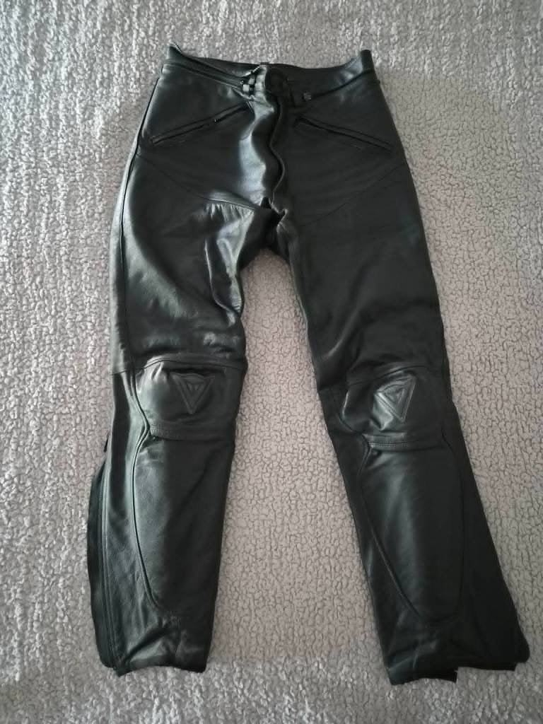 Lederen zwarte motorbroek Dainese maat 50, Motoren, Kleding | Motorkleding, Ophalen, Dainese, Broek | leer, Heren
