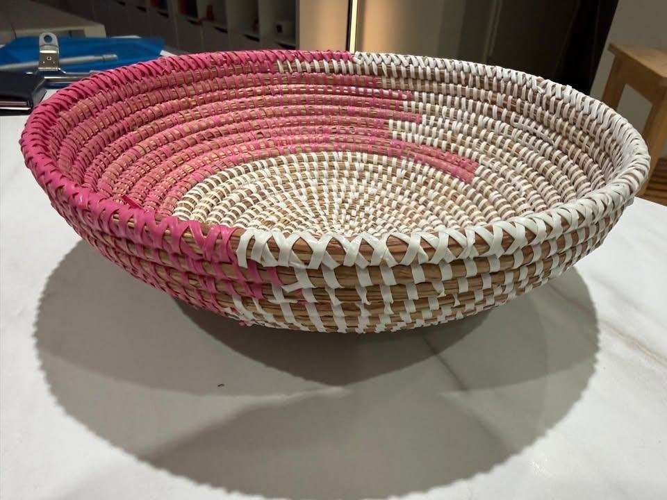 Ronde handgemaakte roze en witte mand diameter 30 cm, Ophalen, Mand, Rond, Zo goed als nieuw