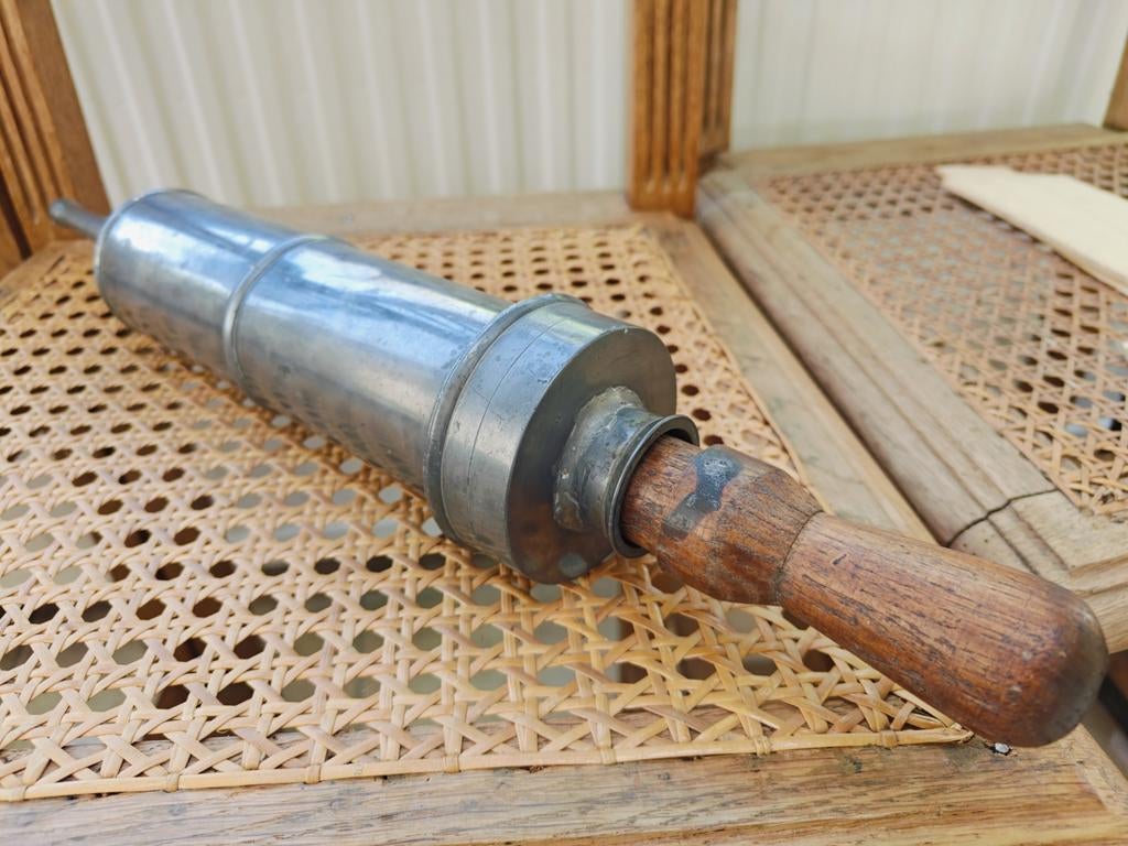 Klisterspuit antiek medisch instrument, Enlèvement