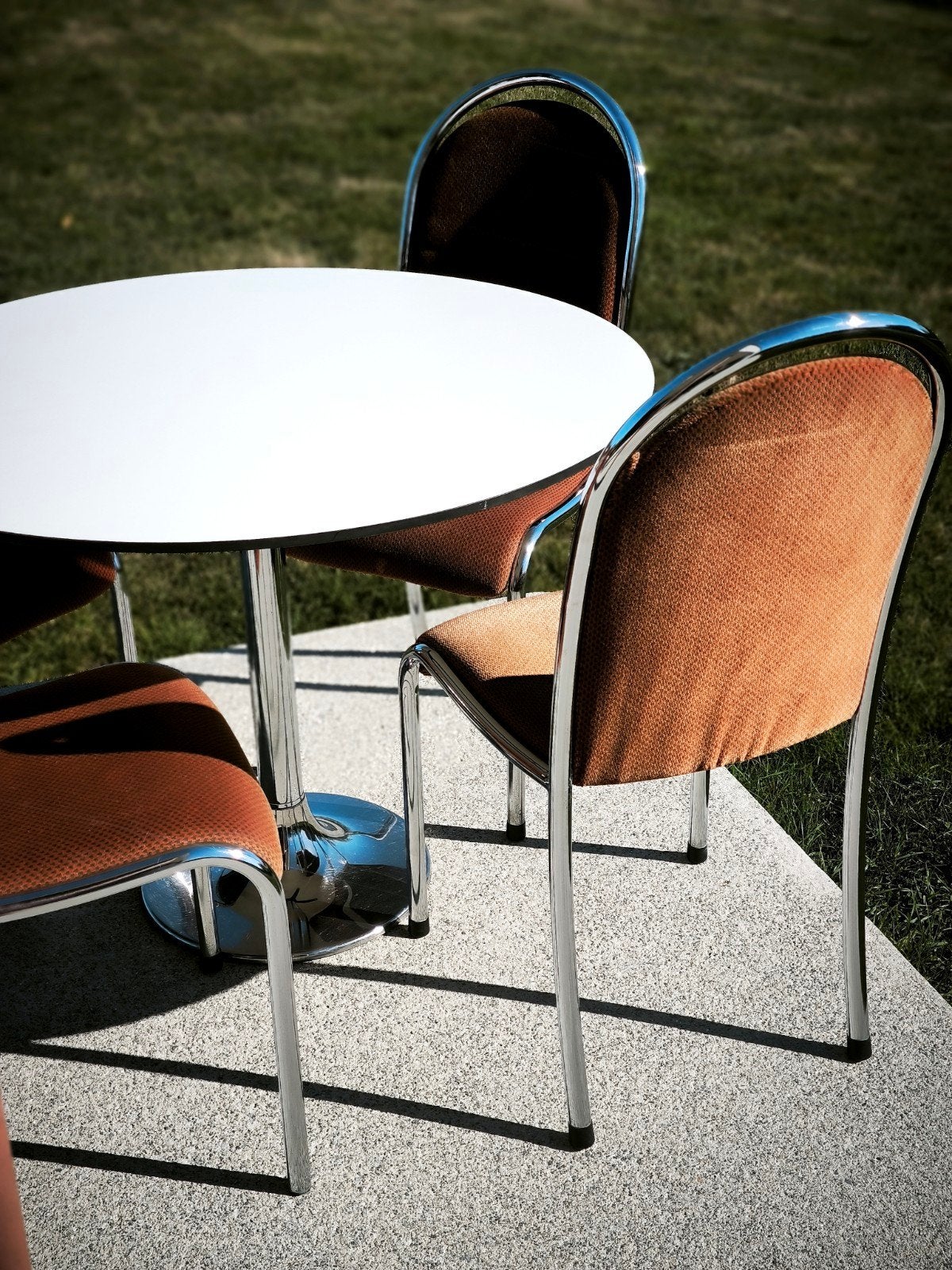 table ronde pied tulipe chrome + 4 chaises velour marron, Maison & Meubles, Vintage, Comme neuf, Enlèvement, Métal
