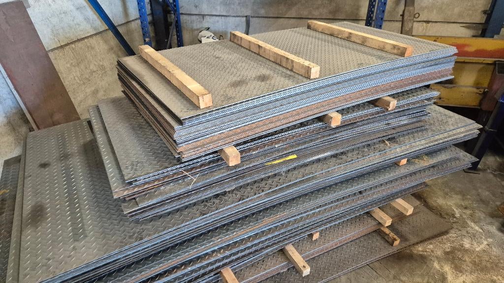 PG_024 Stalen Traanplaten, Doe-het-zelf en Bouw, Ophalen, Zo goed als nieuw, IJzer