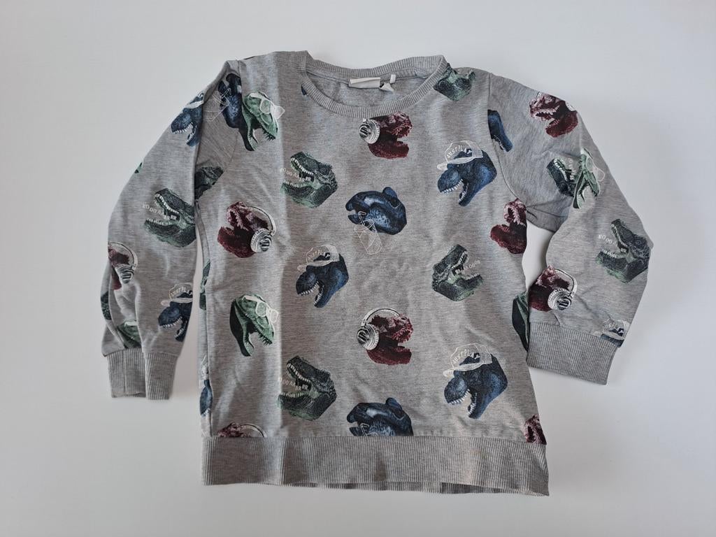 Mt 104 Grijze sweater met veelkleurige dino's, Trui of Vest, Name it, Ophalen of Verzenden, Zo goed als nieuw