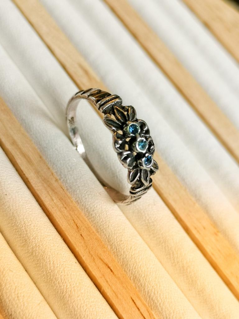 Zilveren ring met topaas, 18 tot 19, Ophalen of Verzenden, Zo goed als nieuw, Met edelsteen