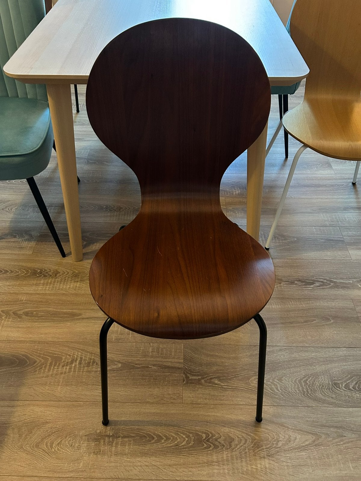 4 chaises empilables noyer ou chêne, Maison & Meubles, Comme neuf, Brun, Enlèvement, Bois