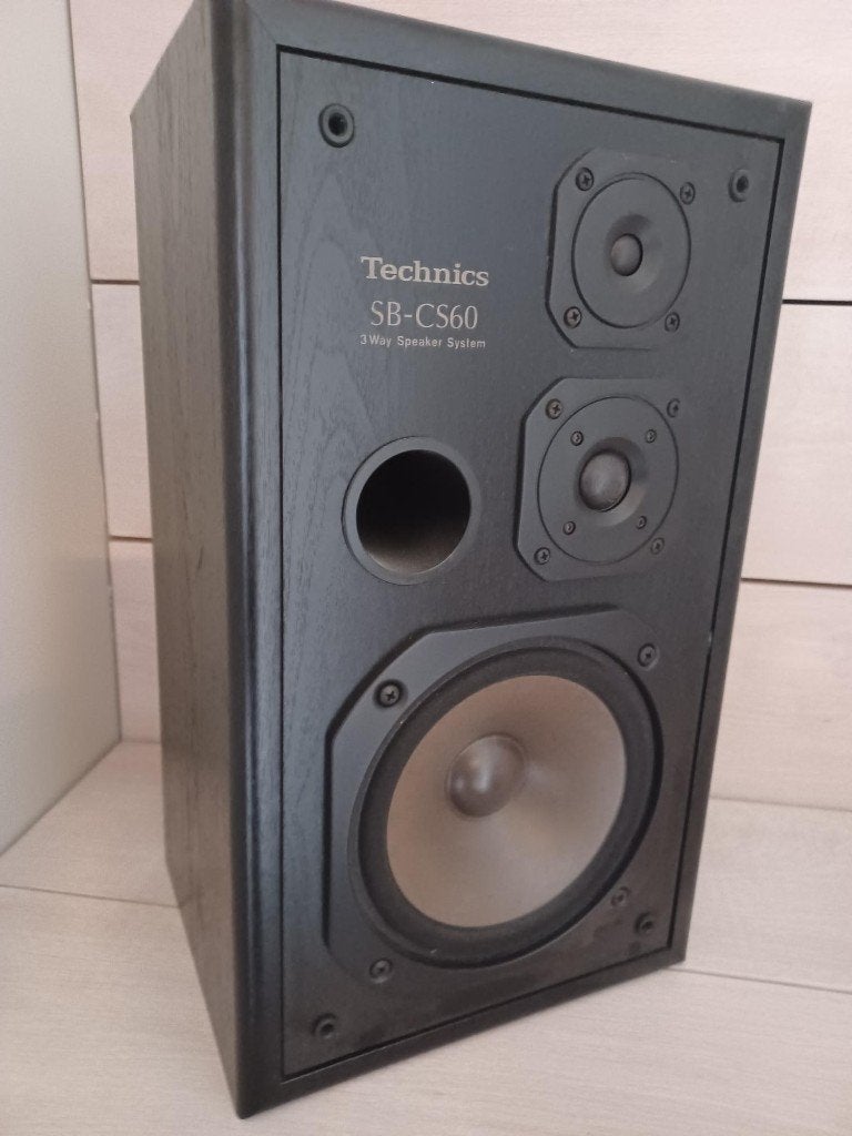 2  degelijke stereo boxen en 1 tuner + 1 cd-speler, Stereo speakers, Gebruikt, Inclusief muurbeugels, 60 tot 120 watt