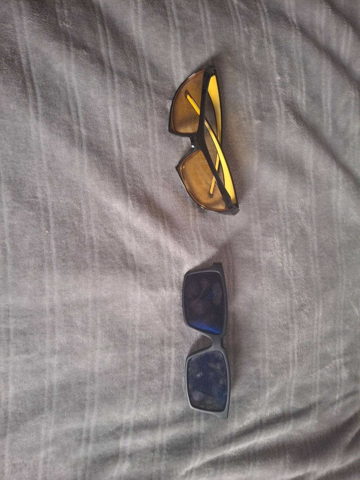 Des lunettes jaunes et des lunettes de soleil spéciales sont, Enlèvement, Comme neuf
