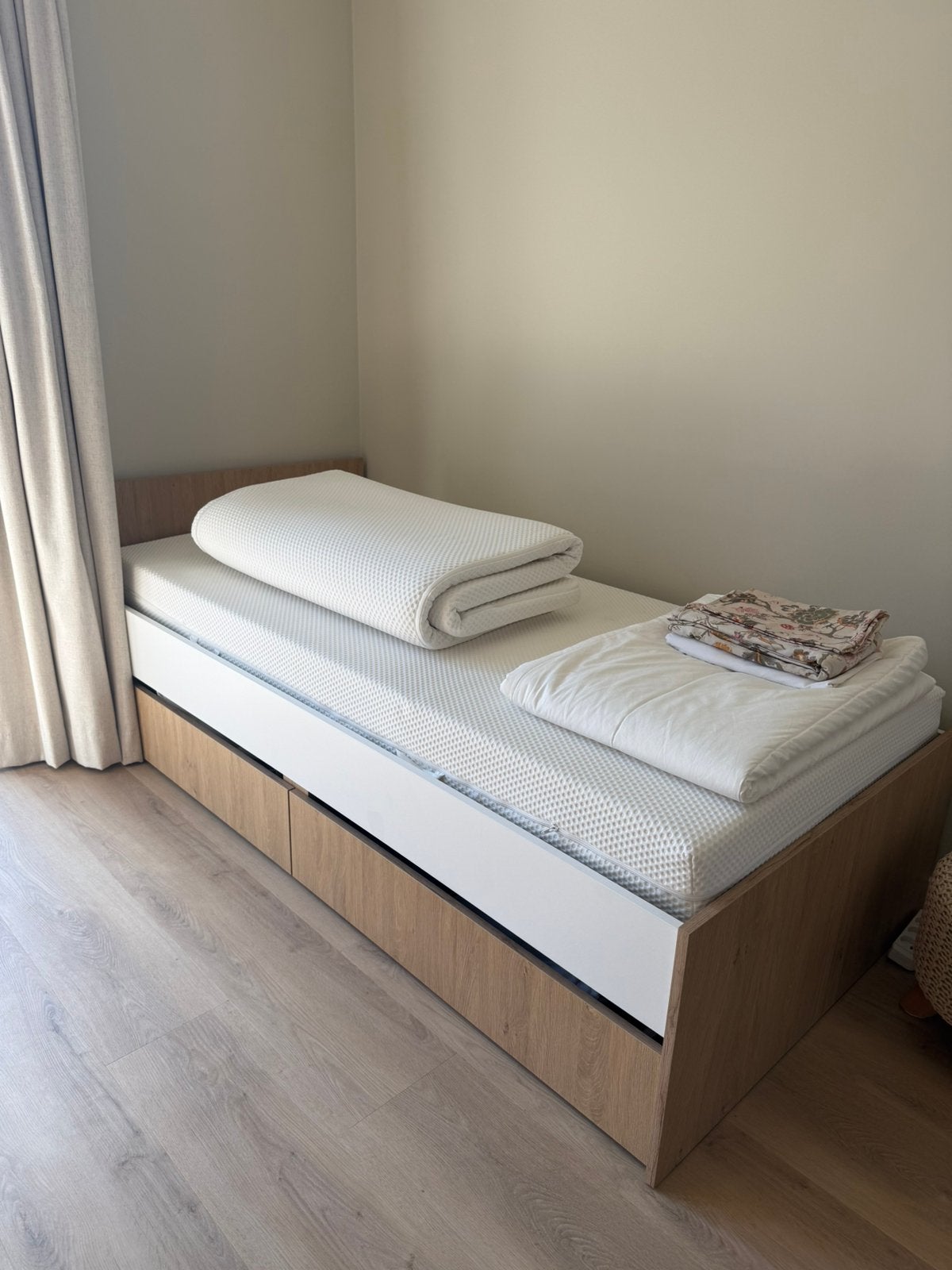 ZGAN Scandinavisch bed 90x200 | Compleet + opberglades, Huis en Inrichting, Slaapkamer | Bedden, Ophalen, 90 cm, Eenpersoons, Wit