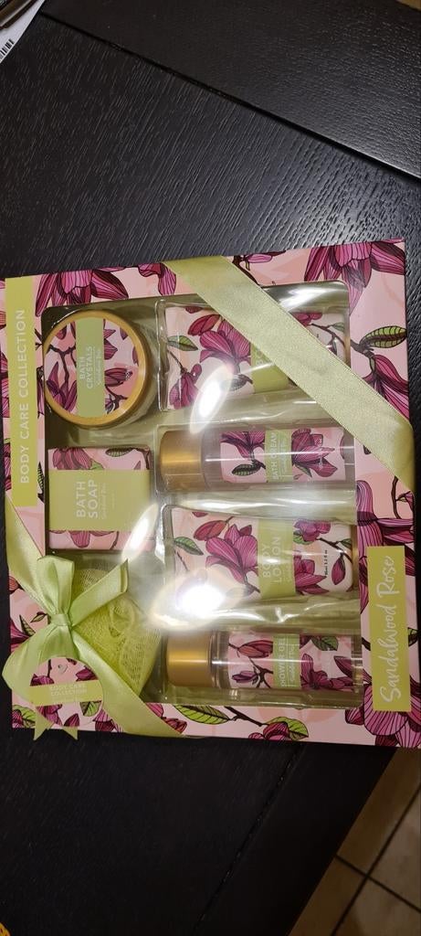 Coffret body care parfum rose, Enlèvement ou Envoi, Neuf