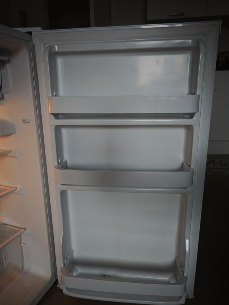 Mini réfrigérateur casi neuf fonctionne très bien