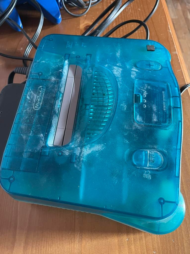 Ancienne  Nintendo 64 avec deux manettes et 4 jeux, Autres couleurs, Enlèvement, Utilisé, Avec jeux