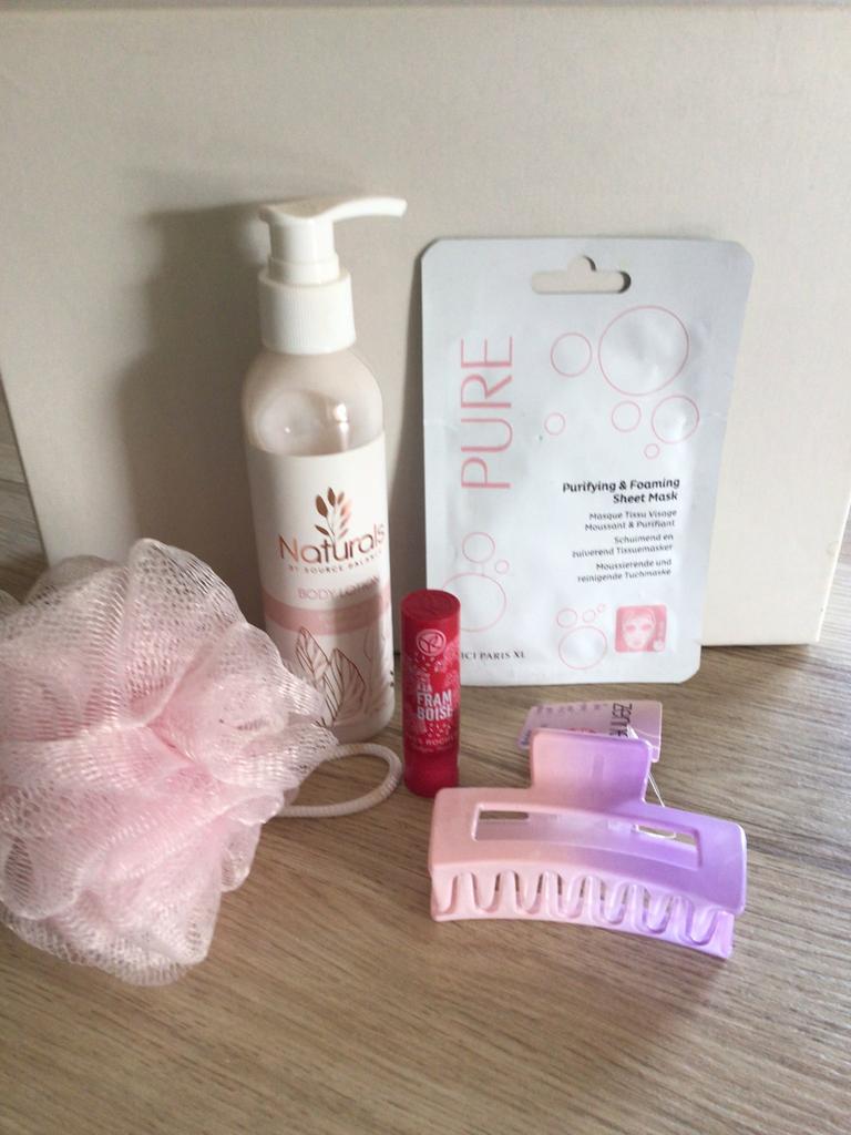 Verwenpakket DOCHTER: masker, haarspeld, lipbalsem, lotion, Enlèvement ou Envoi, Comme neuf